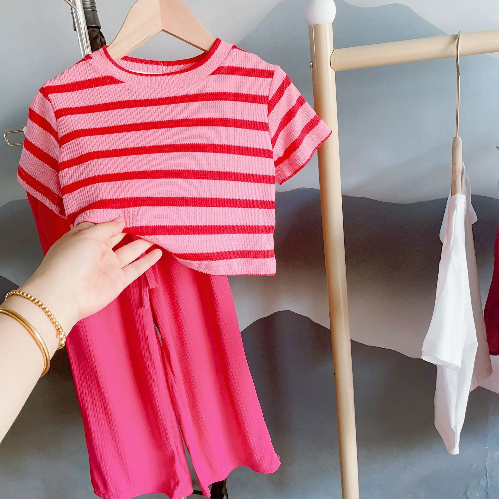 Спортивный костюм для маленьких девочек, футболка в полоску + штаны, Детский комплект летней одежды 2022 для детей, хлопковая одежда, костюм, н...
Спортивный костюм для маленьких девочек, футболка в полоску + штаны, Детский комплект летней одежды 2022 для детей, хлопковая одежда, костюм, н...