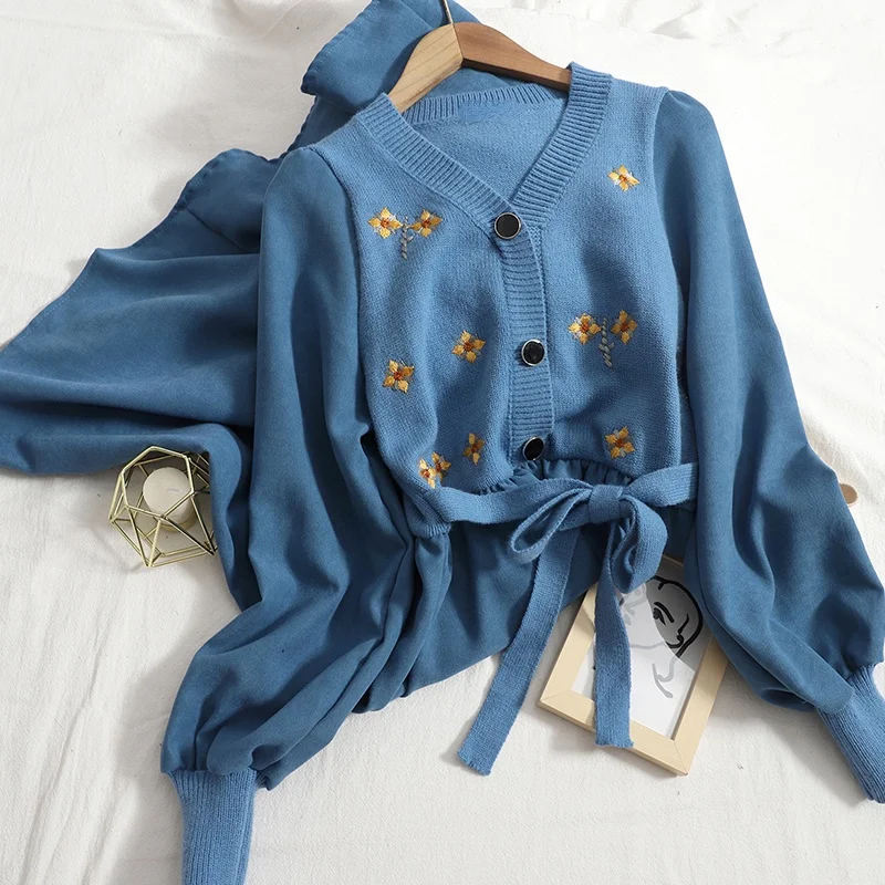 Single-Breasted V-neck Knitted Patchwork Dress Women 2023 Autumn Korean Elastic High Waist Embroidered A-Line Slim Midi Dress 
Single-Breasted V-neck Knitted Patchwork Dress Women 2023 Autumn Korean Elastic High Waist Embroidered A-Line Slim Midi Dress