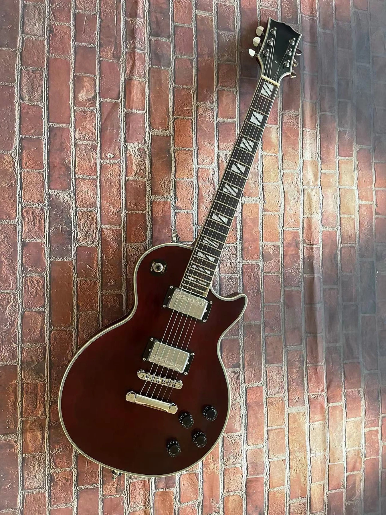 Wine red unmarked guitar, high-end pickup truck, stock guitar, package to home, high cost-effectiveness
Wine red unmarked guitar, high-end pickup truck, stock guitar, package to home, high cost-effectiveness
