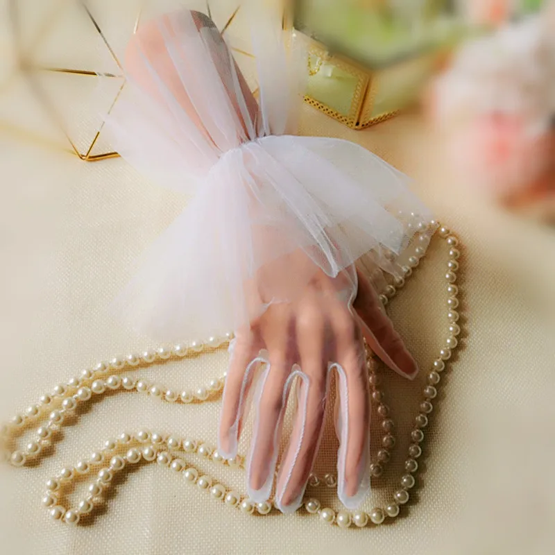 White Black Dot Wrist Length Bridal Gloves Short Sheer Tulle Gloves Women Wedding Bride Dress Glove 2022 New Custom
White Black Dot Wrist Length Bridal Gloves Short Sheer Tulle Gloves Women Wedding Bride Dress Glove 2022 New Custom