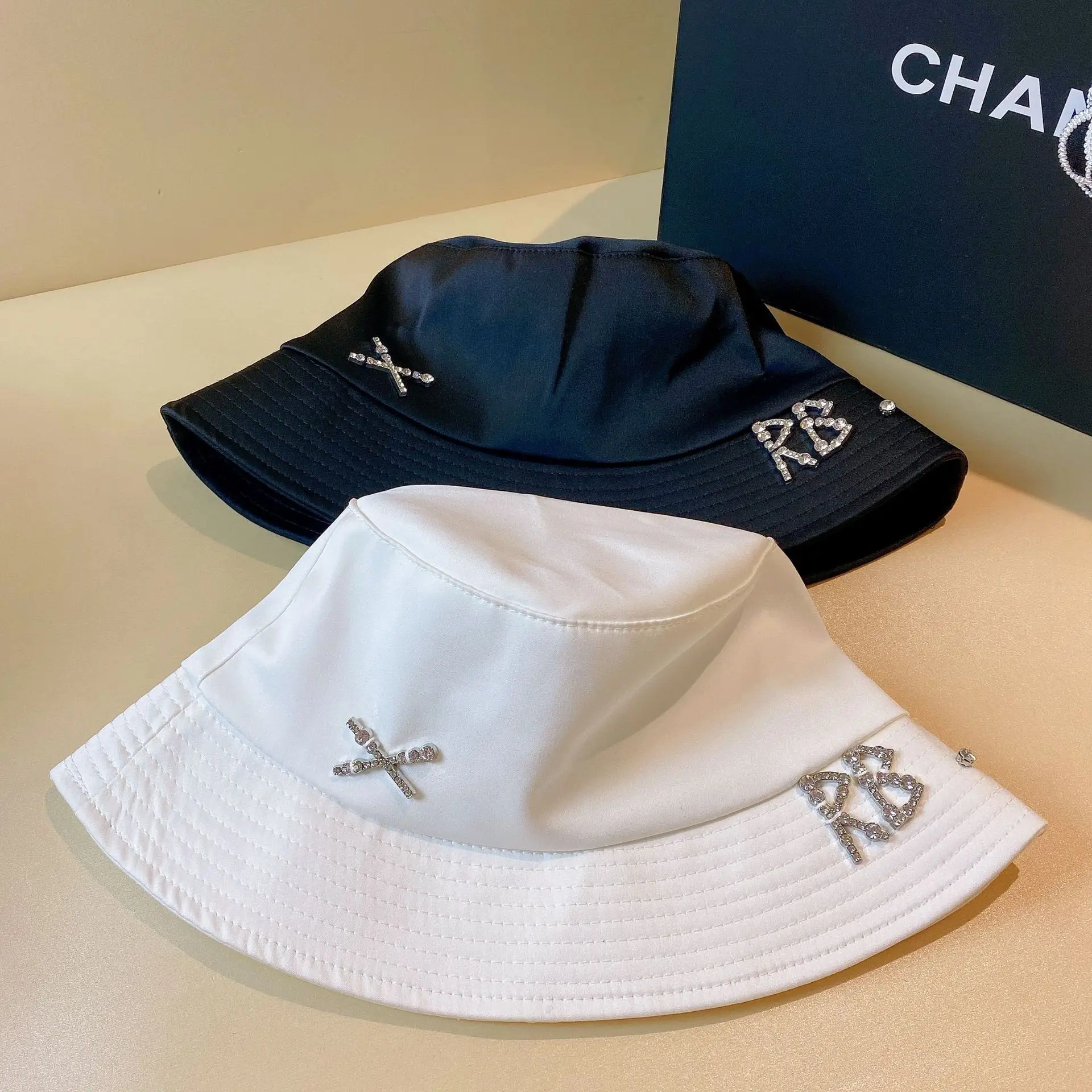 RB Rhinestone Letters Korean Version Casual Women's Fisherman Hat Fashion Solid Color Large Brim Outdoor Shade Women's Basin Hat
RB Rhinestone Letters Korean Version Casual Women's Fisherman Hat Fashion Solid Color Large Brim Outdoor Shade Women's Basin Hat