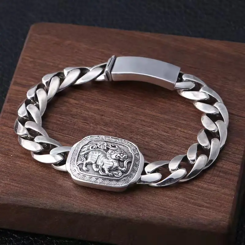 New Retro Bracelet Men's Auspicious Beast Unicorn Buckle Wide Version Atmospheric Jewelry Accessories
New Retro Bracelet Men's Auspicious Beast Unicorn Buckle Wide Version Atmospheric Jewelry Accessories