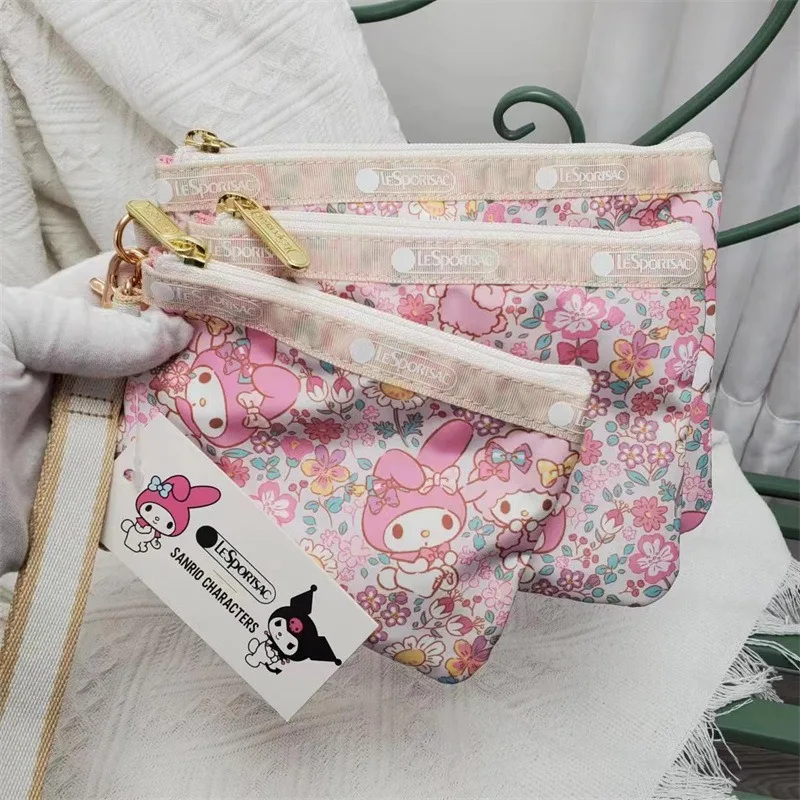 Lesportsac аниме мультфильм Co фирменный тройной пакет портативный кошелек с кармашком для монет женская сумка Рождественский подарок на день рождения
Lesportsac аниме мультфильм Co фирменный тройной пакет портативный кошелек с кармашком для монет женская сумка Рождественский подарок на день рождения