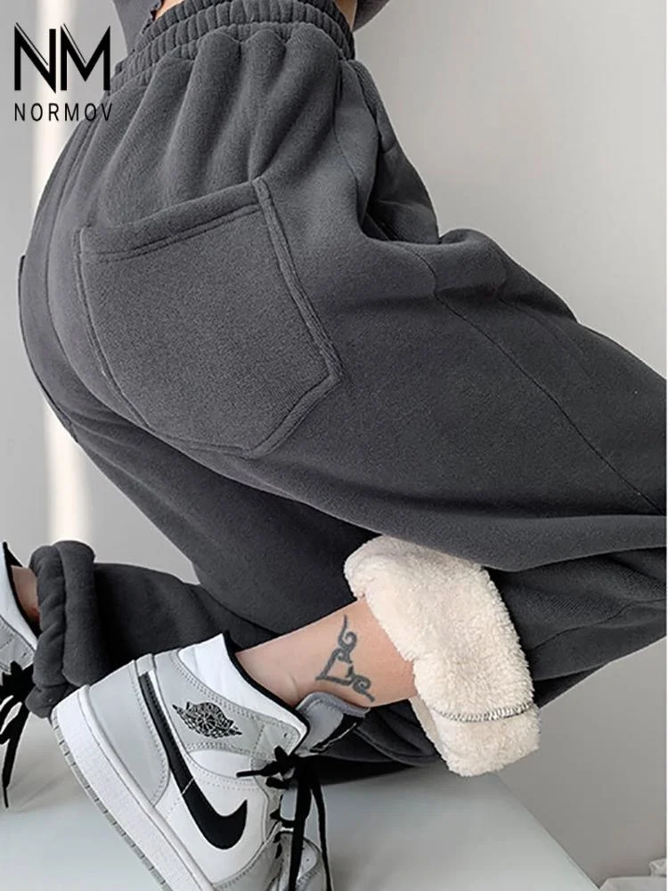 Брюки NORMOV женские зимние на шнуровке, теплые свободные спортивные штаны, однотонные хлопковые брюки из овечьей шерсти с завышенной талией
Брюки NORMOV женские зимние на шнуровке, теплые свободные спортивные штаны, однотонные хлопковые брюки из овечьей шерсти с завышенной талией