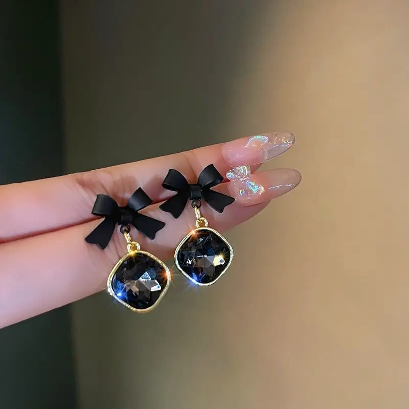 European and American Fashion Personality Temperament Simple Earrings Black Vintage Light Luxury Bowknot Zircon Earrings
European and American Fashion Personality Temperament Simple Earrings Black Vintage Light Luxury Bowknot Zircon Earrings