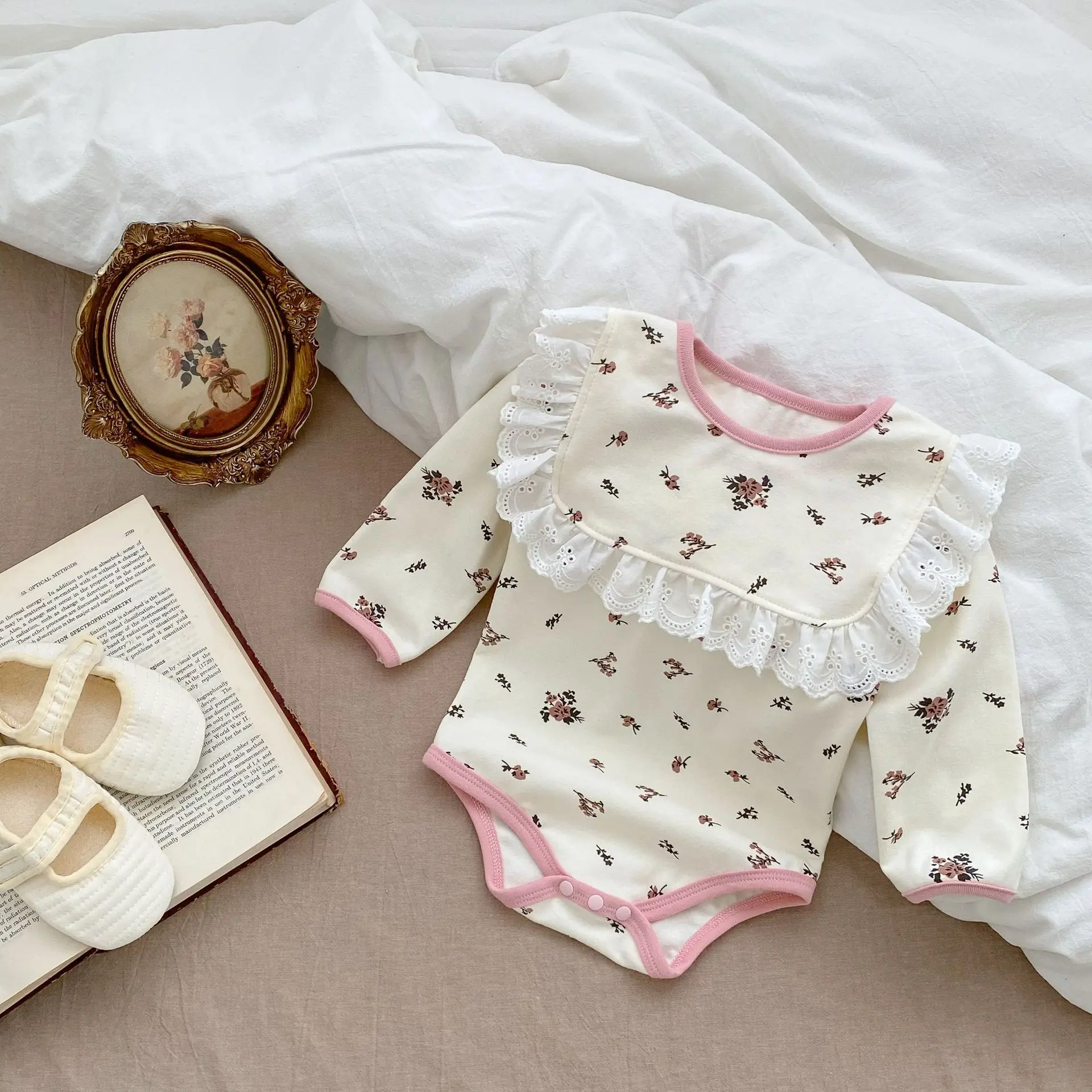 4528B Baby Clothes Girl's Romper Spring 2023 New Small Floral Girl's One Piece Clothes With Bib Towel Climbing Clothes Suit
4528B Baby Clothes Girl's Romper Spring 2023 New Small Floral Girl's One Piece Clothes With Bib Towel Climbing Clothes Suit