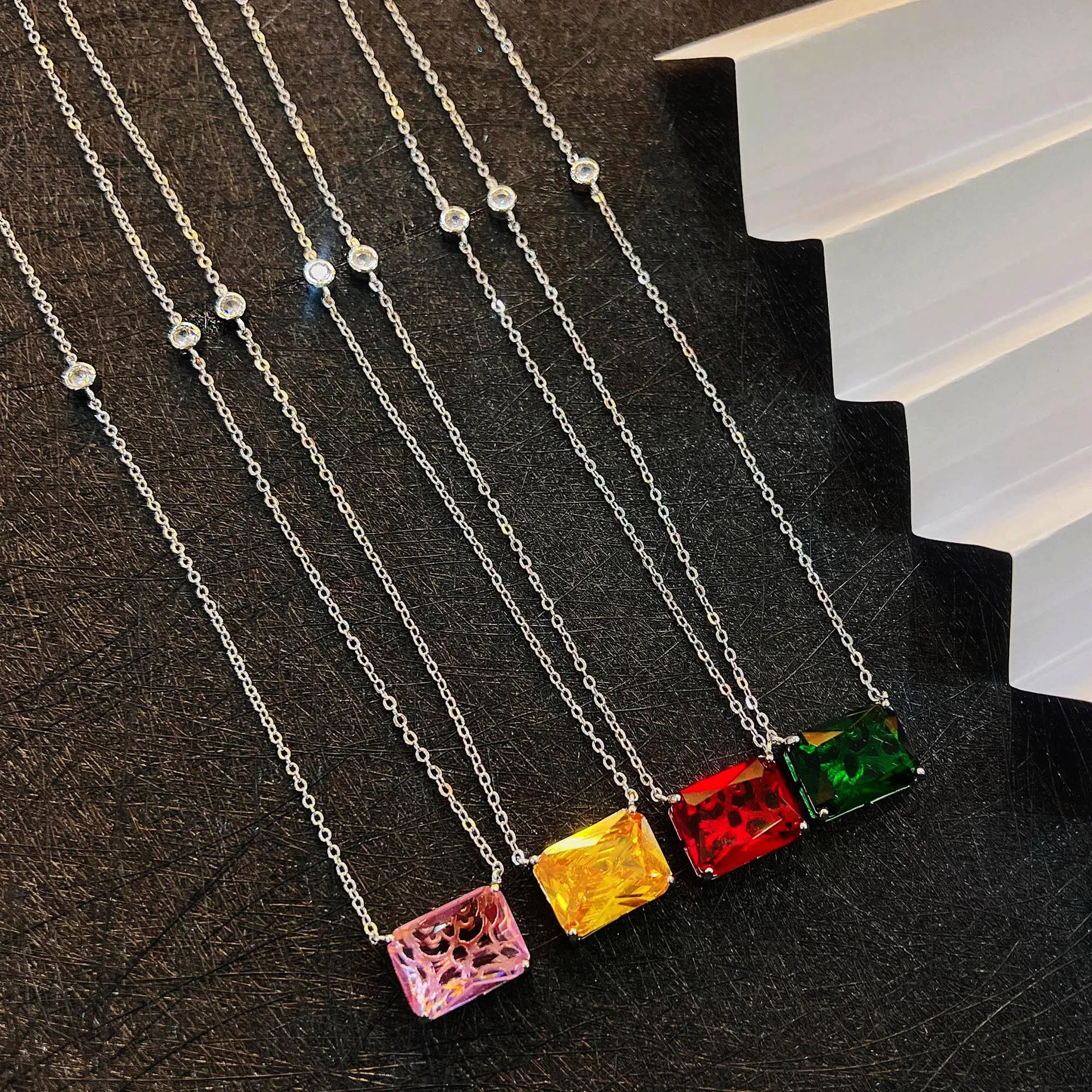 2022 New Green/Red/Yellow/Pink Tourmaline Square Pendant Ladies Style Crystal Pendant Simple Color Diamond Necklaces Female
2022 New Green/Red/Yellow/Pink Tourmaline Square Pendant Ladies Style Crystal Pendant Simple Color Diamond Necklaces Female