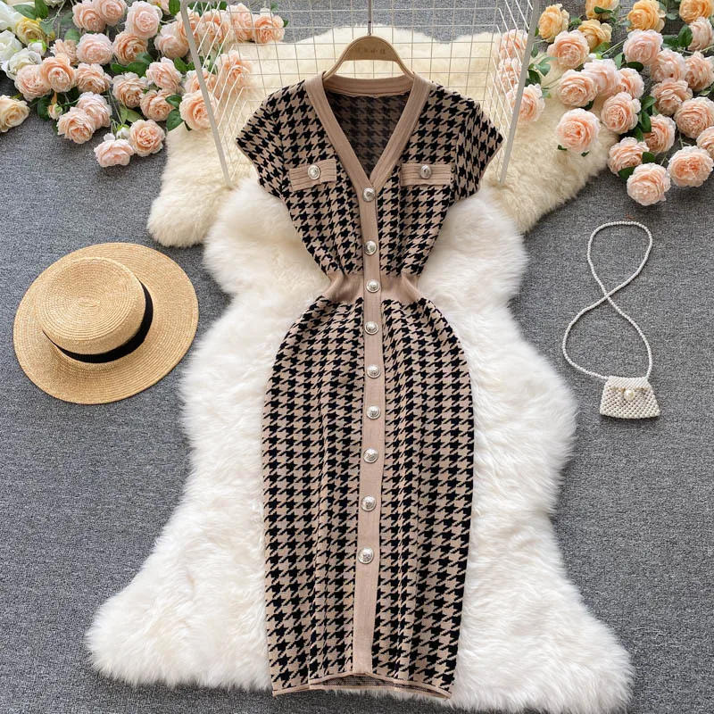 Vintage dress with nipped-in waist summer new temperament V-neck buttoned slim mid-length skirt hip wrap
Vintage dress with nipped-in waist summer new temperament V-neck buttoned slim mid-length skirt hip wrap