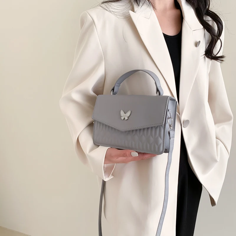 Популярная нишевая дизайнерская маленькая сумка в этом году, новинка 2022, модная повседневная женская универсальная маленькая квадратная сумка через плечо 
Популярная нишевая дизайнерская маленькая сумка в этом году, новинка 2022, модная повседневная женская универсальная маленькая квадратная сумка через плечо