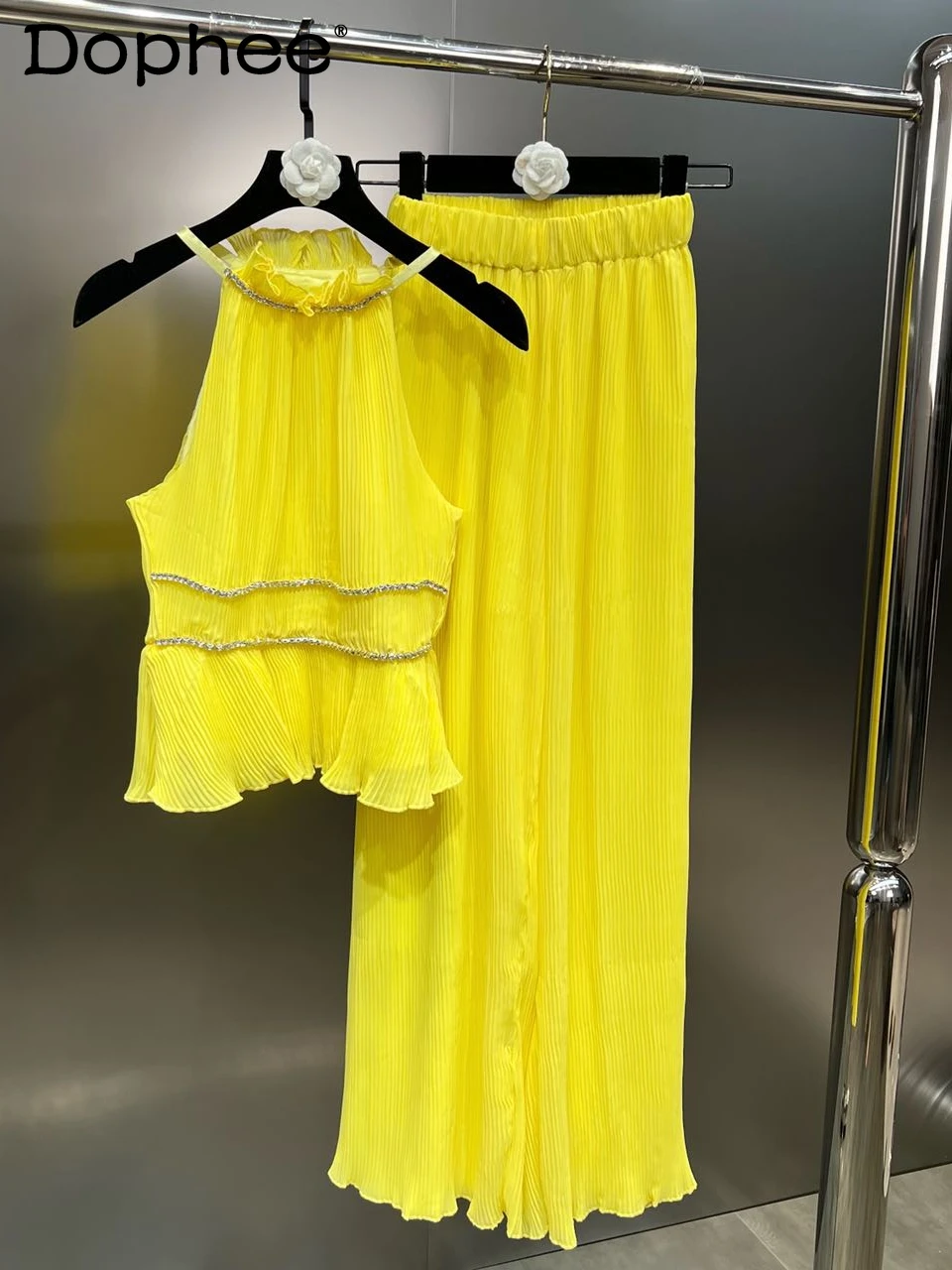 2022 Summer Ruffled Collar Sleeveless Diamond Pleated Fitted Waist Vest Women Elastic Waist Wide-Leg Pants Two-Piece Set Outfit
2022 Summer Ruffled Collar Sleeveless Diamond Pleated Fitted Waist Vest Women Elastic Waist Wide-Leg Pants Two-Piece Set Outfit