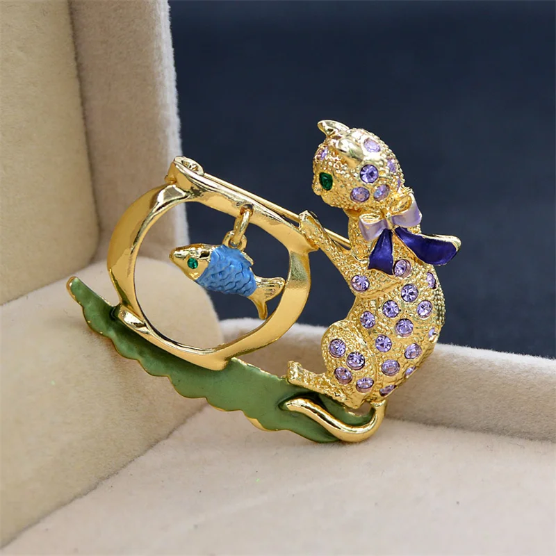 Rhinestone Bowknot Cat Brooches Cute Kitty Looking Fish Brooch Pins New Year Jewelry Gift 2 Colors
Rhinestone Bowknot Cat Brooches Cute Kitty Looking Fish Brooch Pins New Year Jewelry Gift 2 Colors