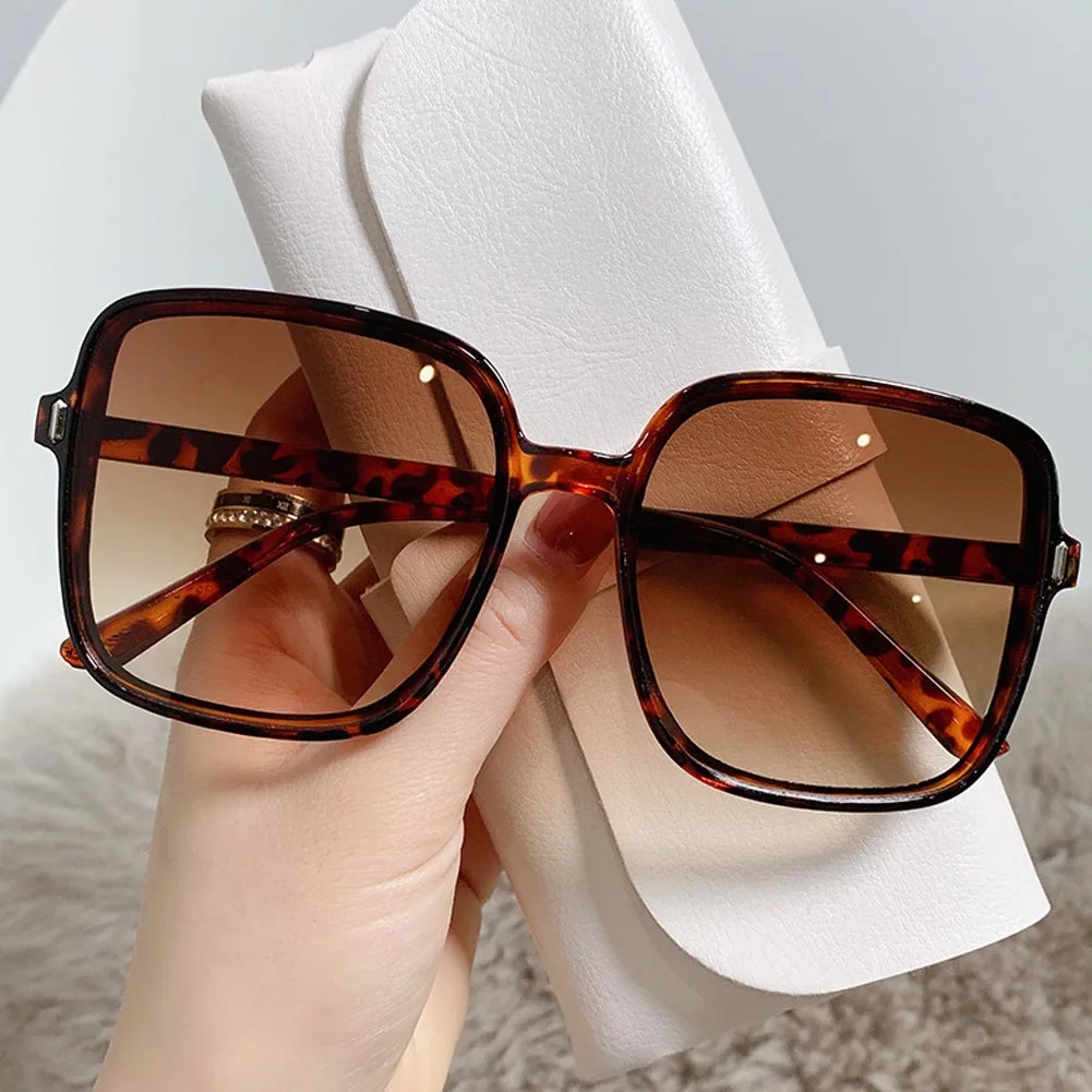 Солнцезащитные очки в винтажном стиле для мужчин и женщин, классические темные очки оверсайз в квадратной оправе, в стиле ретро, с защитой о...
Солнцезащитные очки в винтажном стиле для мужчин и женщин, классические темные очки оверсайз в квадратной оправе, в стиле ретро, с защитой о...