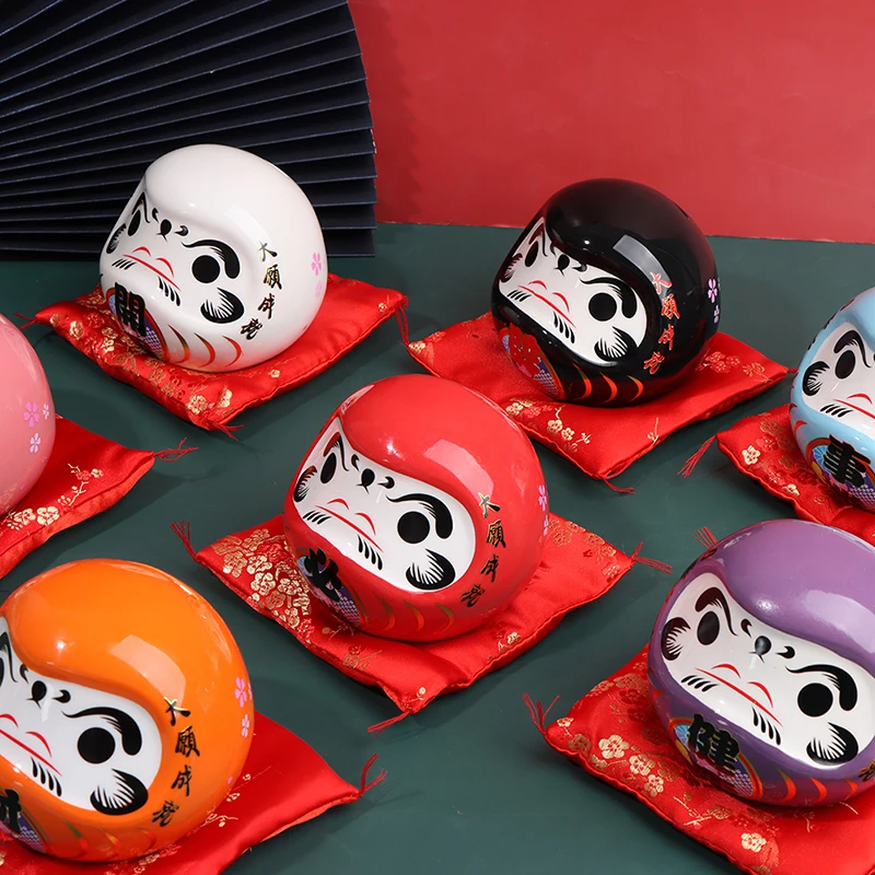 New Lucky Charm Fortune Ornament Craft Piggy Bank Arrival Japanese Ceramic Daruma Doll Office Tabletop Feng Shui Decoration Gift
New Lucky Charm Fortune Ornament Craft Piggy Bank Arrival Japanese Ceramic Daruma Doll Office Tabletop Feng Shui Decoration Gift