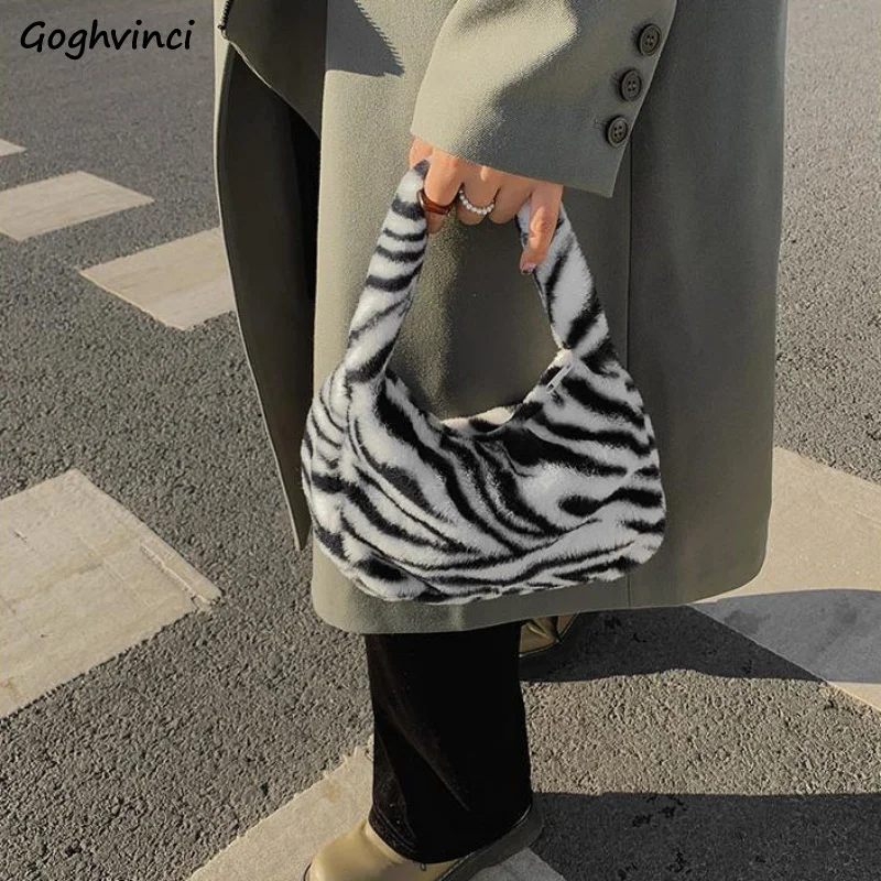 Panelled Top-handle Bags Women Winter Plush Soft Small Handbags Fashion All-match Casual Zipper Fluffy Single Shoulder Totes New
Panelled Top-handle Bags Women Winter Plush Soft Small Handbags Fashion All-match Casual Zipper Fluffy Single Shoulder Totes New