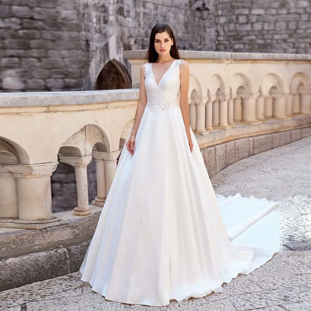 Classic Bridal Gowns 2022 New V-Neck Sleeveless White Satin Bride Dress Appliques Beaded A-Line Court Train Wedding Gown Custom
Classic Bridal Gowns 2022 New V-Neck Sleeveless White Satin Bride Dress Appliques Beaded A-Line Court Train Wedding Gown Custom