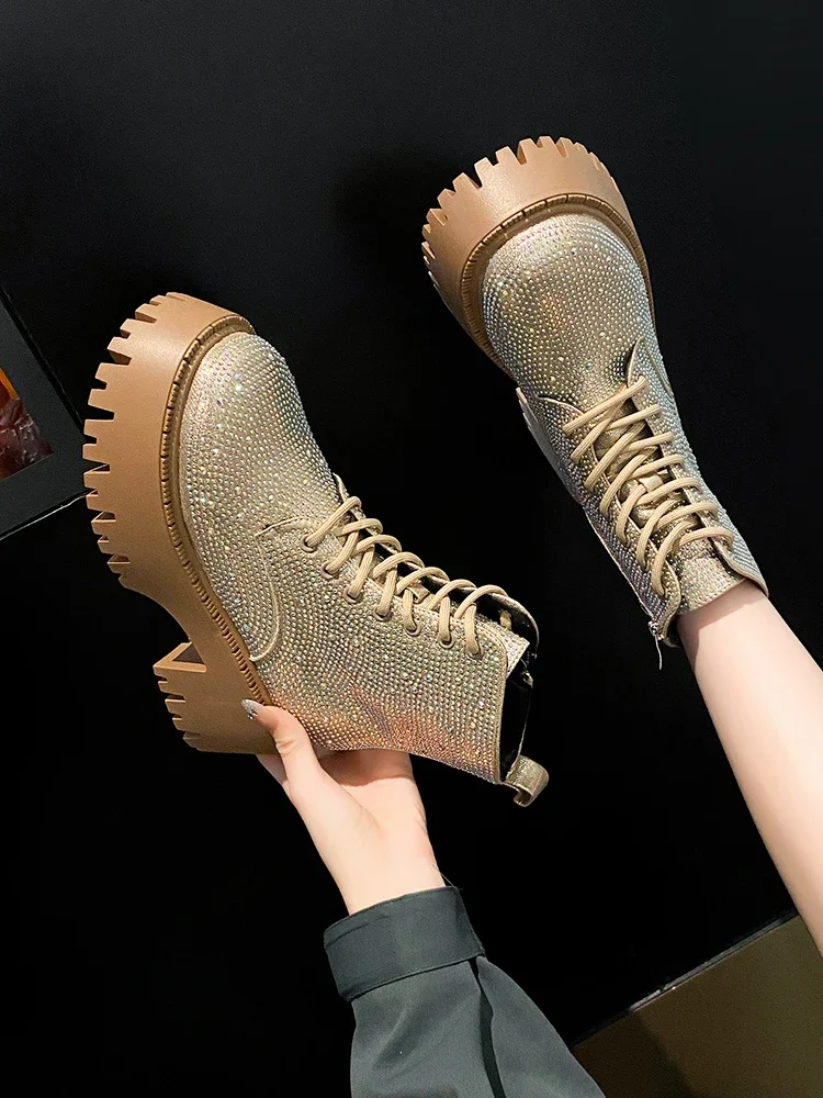 Женская Платформа в британском стиле на осень и зиму, новинка 2023, зимние Бархатные европейские товары с увеличением роста, модные ботинки
Женская Платформа в британском стиле на осень и зиму, новинка 2023, зимние Бархатные европейские товары с увеличением роста, модные ботинки