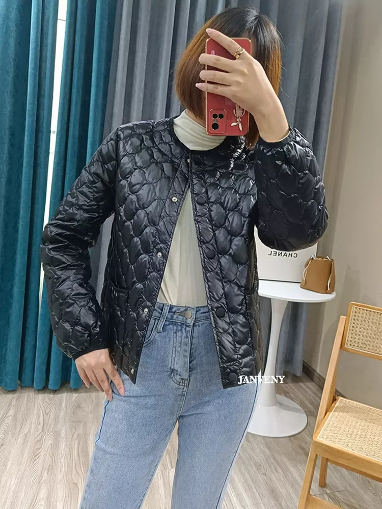 2023New 2022 Luxury Winter Women Plaid Down Coat Lady Round Neck Lightweight Short 90 White Duck Fillers Patchwork Puffer Jacket
2023New 2022 Luxury Winter Women Plaid Down Coat Lady Round Neck Lightweight Short 90 White Duck Fillers Patchwork Puffer Jacket