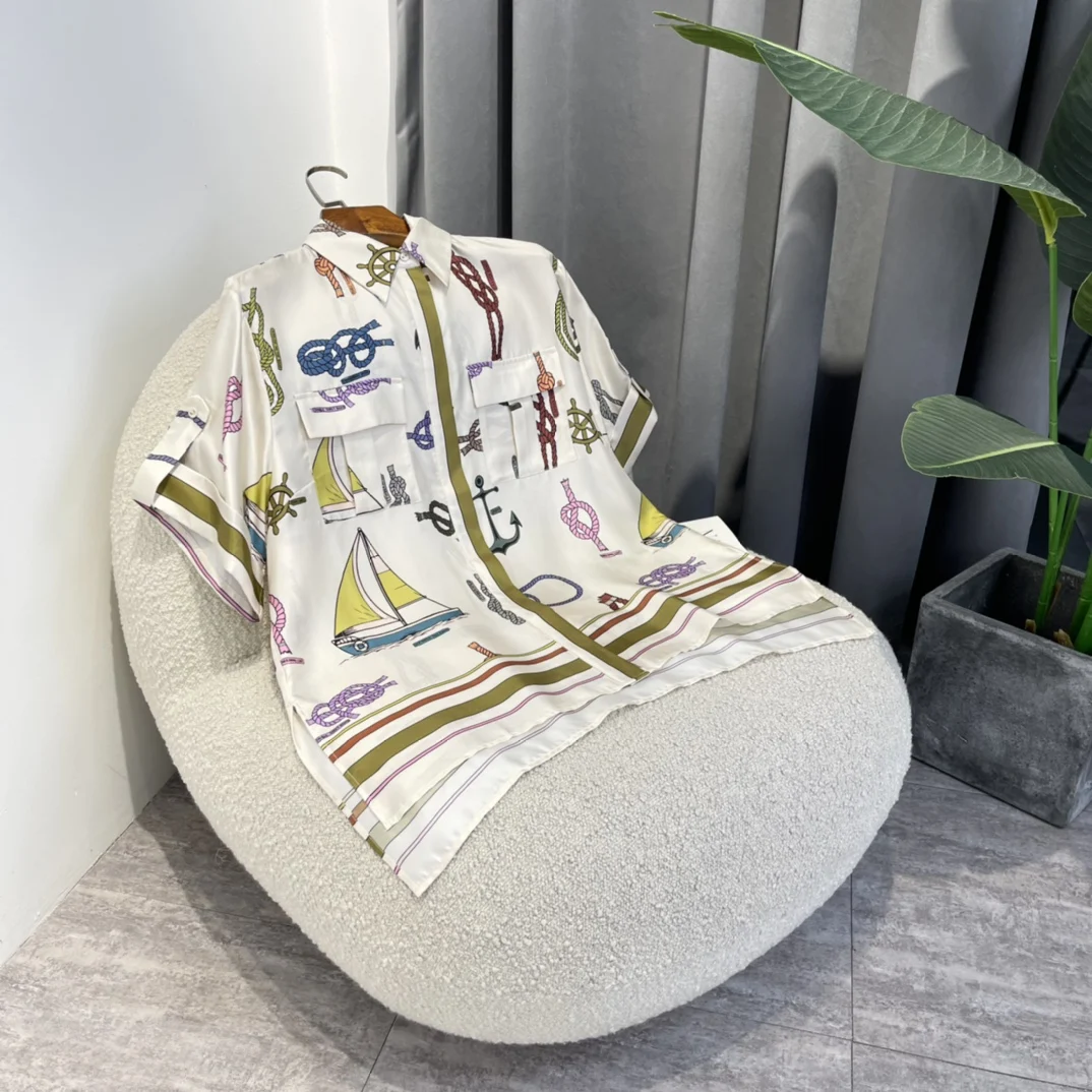 2022 Summer Red Blue Purple Navigation Element Boat Printing Pants Set Ladies Short Sleeve Blouse High Quality Suit
2022 Summer Red Blue Purple Navigation Element Boat Printing Pants Set Ladies Short Sleeve Blouse High Quality Suit