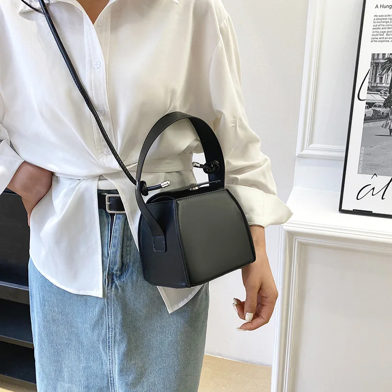 Fashion Female Bag 2023 New Fashion Simple Handbag Box Bag Niche Design Senior Sense Single Shoulder Crossbody Bag
Fashion Female Bag 2023 New Fashion Simple Handbag Box Bag Niche Design Senior Sense Single Shoulder Crossbody Bag