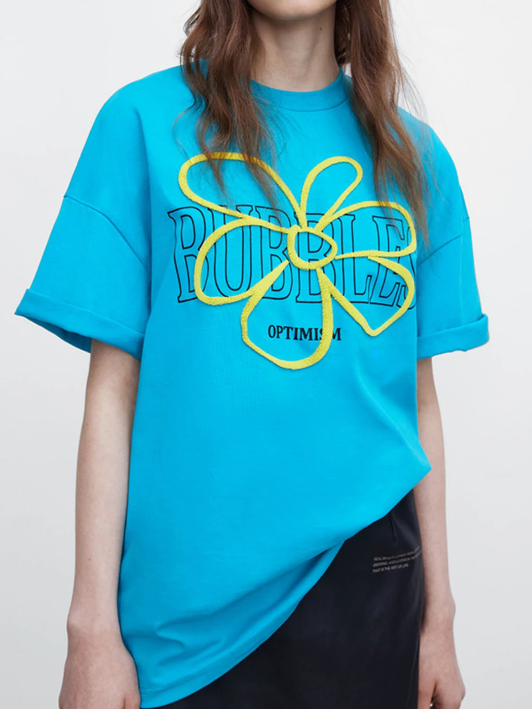 2022 New T-shirt Top Women Flocking Letter Print Round Neck Short Sleeve Loose Tee Shirts Streetwear Casual Tshirts Tops Summer
2022 New T-shirt Top Women Flocking Letter Print Round Neck Short Sleeve Loose Tee Shirts Streetwear Casual Tshirts Tops Summer