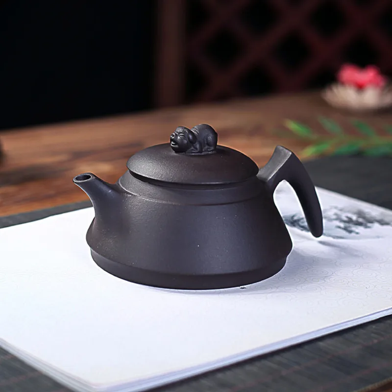 Classic Yixing Purple Clay Teapot Raw Ore Black Mud Fu Pig Teapot Handmade Boutique Tea Set Household Filter Tea Maker 190ml
Classic Yixing Purple Clay Teapot Raw Ore Black Mud Fu Pig Teapot Handmade Boutique Tea Set Household Filter Tea Maker 190ml