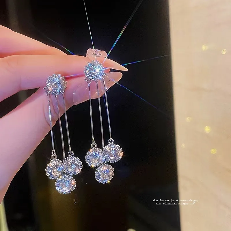 Fashion Trend Irregular Round Flower Elegant Delicate Flashing Rhinestone Tassel Earrings for Women Wedding Jewelry Party Gift
Fashion Trend Irregular Round Flower Elegant Delicate Flashing Rhinestone Tassel Earrings for Women Wedding Jewelry Party Gift