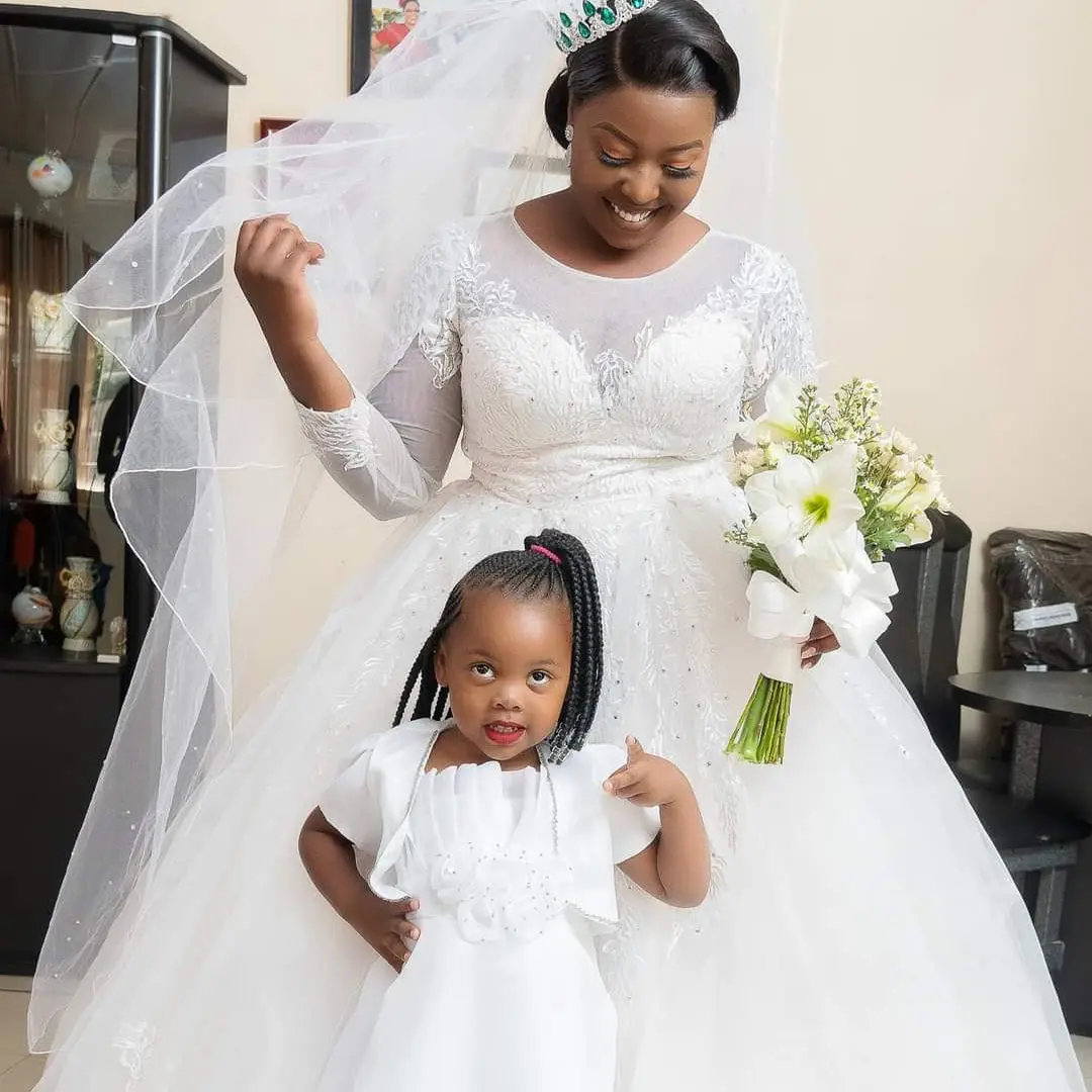 Ball Gown Off Shoulder Long Sleeve Lace Dress O Neck Black Women Wedding Dresses Bridal Gowns Wedding Dress
Ball Gown Off Shoulder Long Sleeve Lace Dress O Neck Black Women Wedding Dresses Bridal Gowns Wedding Dress