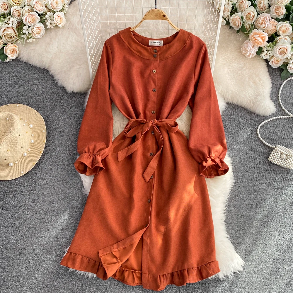 Нежное стильное однобортное вельветовое платье в стиле ретро с расклешенным рукавом и круглым вырезом для похудения талии с баской
Нежное стильное однобортное вельветовое платье в стиле ретро с расклешенным рукавом и круглым вырезом для похудения талии с баской