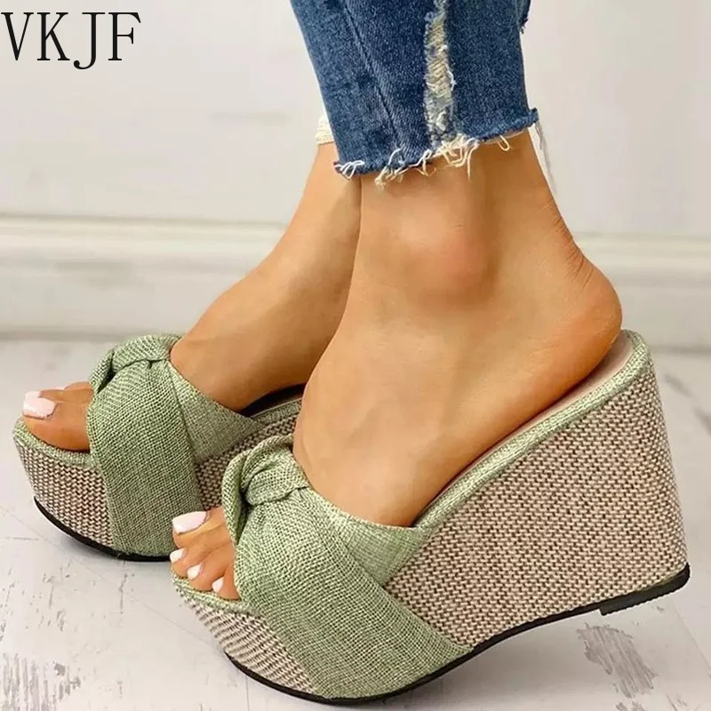 Шлепанцы женские на танкетке, без застежки, на высоком каблуке
Шлепанцы женские на танкетке, без застежки, на высоком каблуке