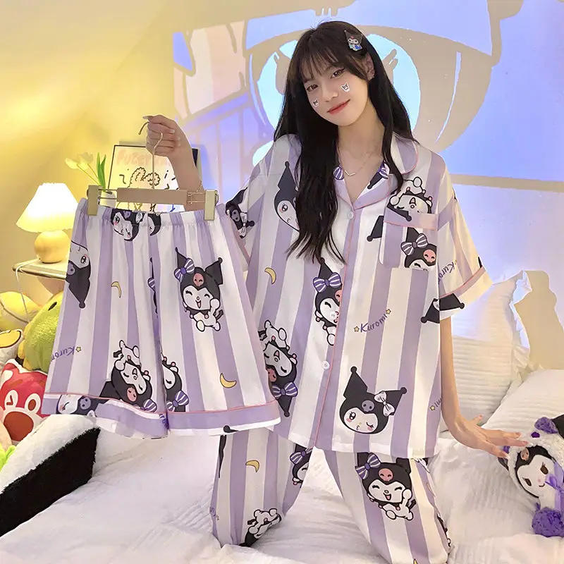 Пижамный комплект из трех предметов Sanrio Kuromi, женские шорты из вискозы, пижамы, Тонкие штаны, рубашки с коротким рукавом, пижамы на весну и осень
Пижамный комплект из трех предметов Sanrio Kuromi, женские шорты из вискозы, пижамы, Тонкие штаны, рубашки с коротким рукавом, пижамы на весну и осень