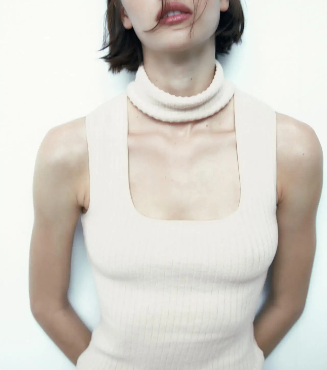 Женский жилет с воротником-стойкой, без рукавов 
Женский жилет с воротником-стойкой, без рукавов