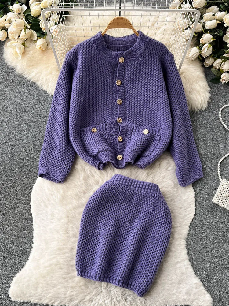 Женский трикотажный костюм-тройка, трикотажный свитер с металлическими пуговицами, кардиган, Короткий воротник, ремешок и юбка с запахом на бедрах, Осень-зима D2216
Женский трикотажный костюм-тройка, трикотажный свитер с металлическими пуговицами, кардиган, Короткий воротник, ремешок и юбка с запахом на бедрах, Осень-зима D2216