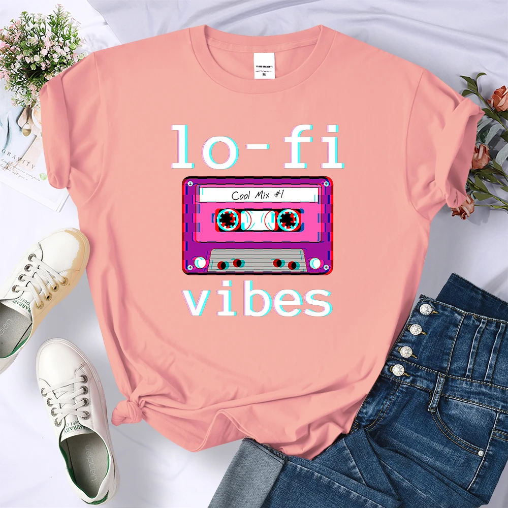 Женские футболки с принтом Lo Fi Vibes Y2K, уличный личный кроп-топ с лентой, крутая летняя футболка, Повседневная модная одежда для женщин
Женские футболки с принтом Lo Fi Vibes Y2K, уличный личный кроп-топ с лентой, крутая летняя футболка, Повседневная модная одежда для женщин