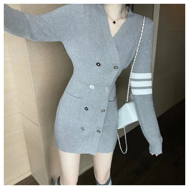 Long Sleeved V-Neck Stripe Print Knitted Woman Dress 2022 Autumn Vintage Maxi Dresses for Women French Style Female Sweater
Long Sleeved V-Neck Stripe Print Knitted Woman Dress 2022 Autumn Vintage Maxi Dresses for Women French Style Female Sweater