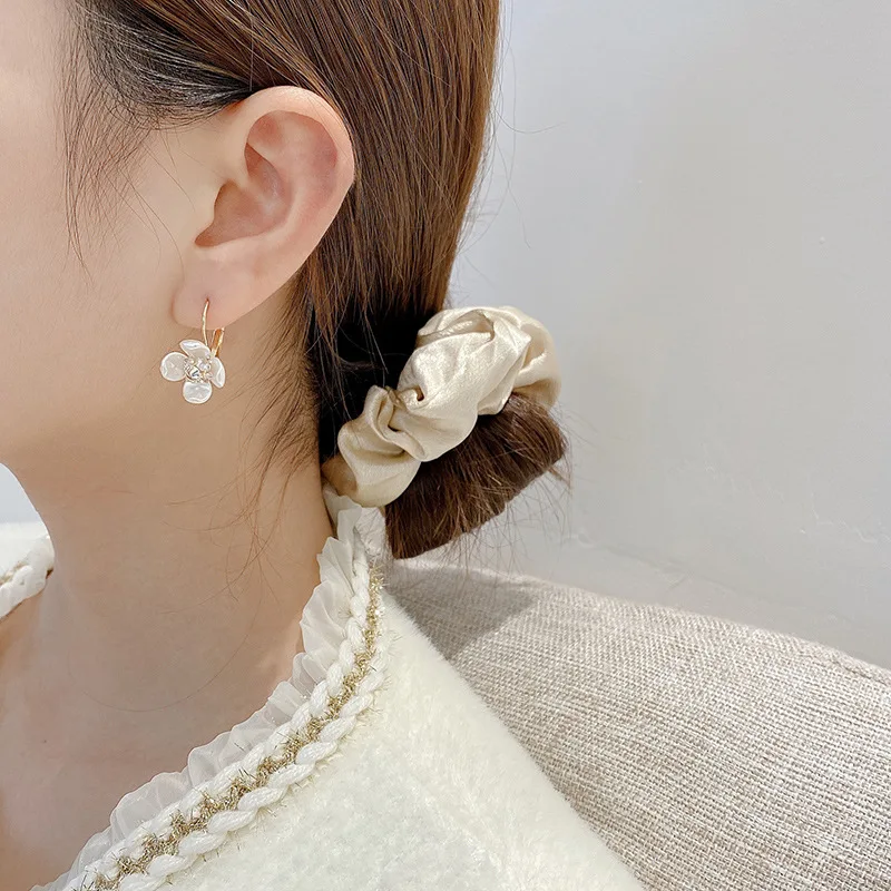 2022 New Trend Flower Pearl Zircon Pendant Earrings Metal Jewellery for Women Classic S925 Silvers Simple Korean Fashion
2022 New Trend Flower Pearl Zircon Pendant Earrings Metal Jewellery for Women Classic S925 Silvers Simple Korean Fashion