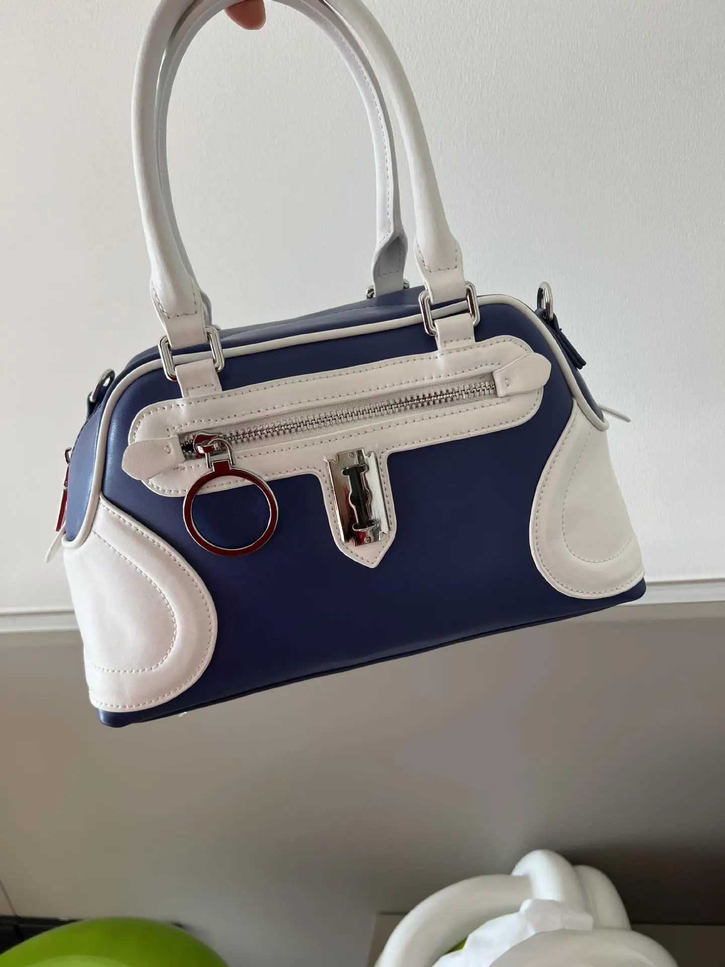 FIRMRANCH Sports Style Navy Blue White Contrast Handheld Bowling Bag Korean Fashion Brand Women's Handbag High Quality Cowhide
FIRMRANCH Sports Style Navy Blue White Contrast Handheld Bowling Bag Korean Fashion Brand Women's Handbag High Quality Cowhide