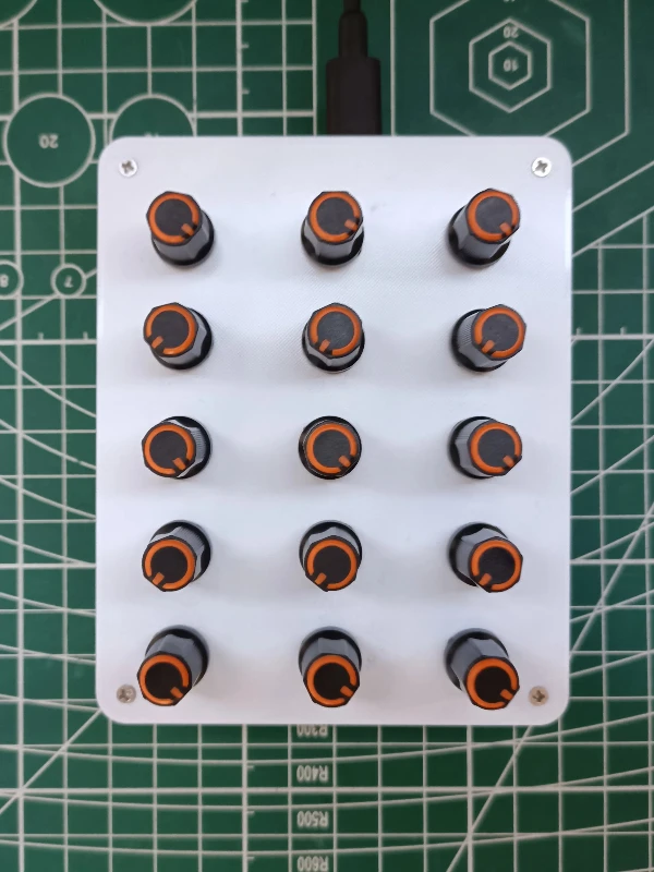 MIDI-контроллер с ручками 
MIDI-контроллер с ручками