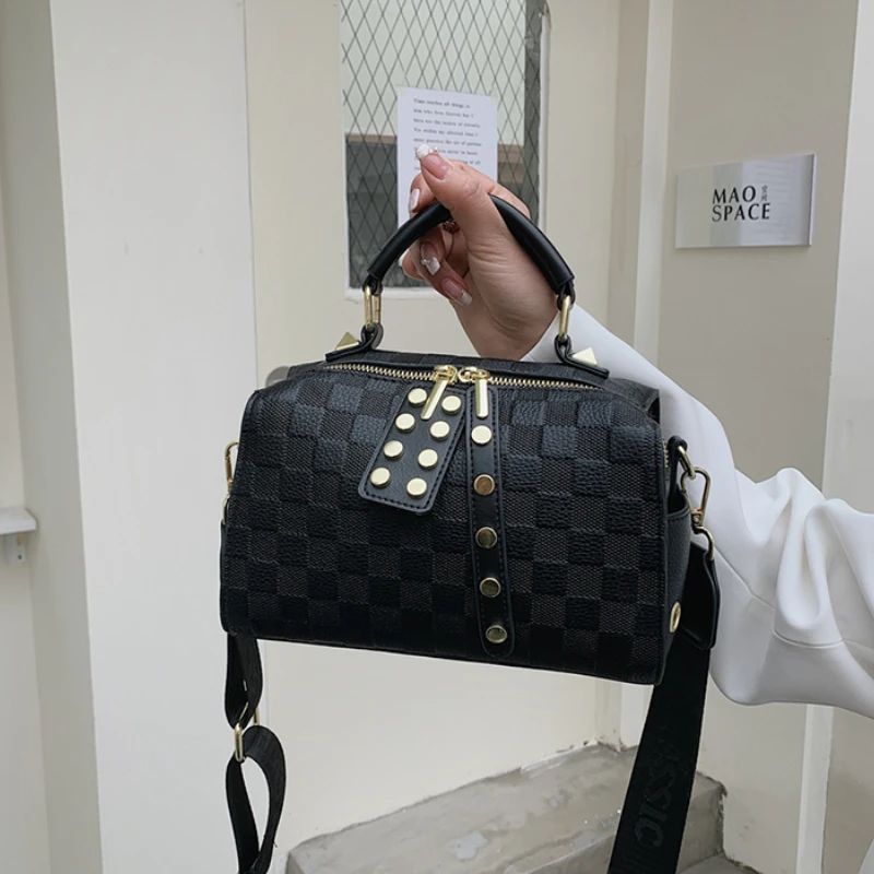 Brand Women Leather Handbags Fashion Rivet Female Bag Black High Capacity Crossbody Bags for Ladies New Luxury Shoulder Bag
Brand Women Leather Handbags Fashion Rivet Female Bag Black High Capacity Crossbody Bags for Ladies New Luxury Shoulder Bag