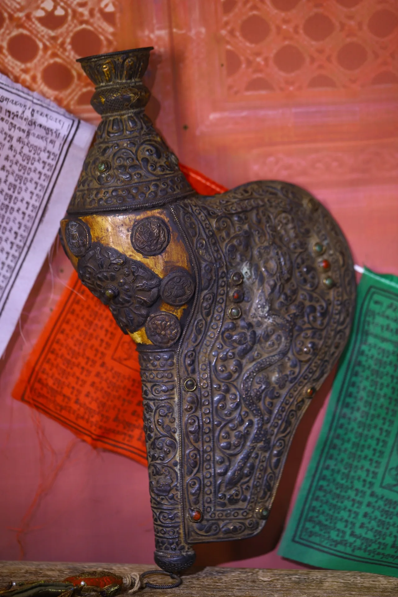 18"Tibet Temple Collection OldNatural Conch Mosaic Gem Tibetan silver Conch Snake pattern Amulet Dharma Worship Hall Town house 
18"Tibet Temple Collection OldNatural Conch Mosaic Gem Tibetan silver Conch Snake pattern Amulet Dharma Worship Hall Town house