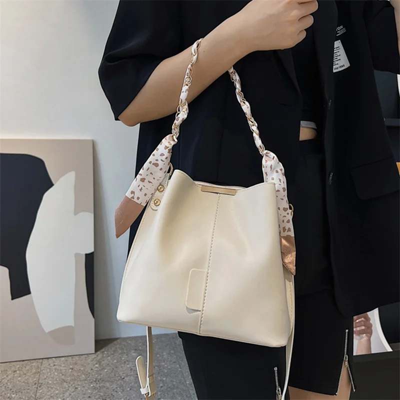 Popular Large-Capacity Bucket Bag For Women 2023 New Fashion Messenger Bag Niche Casual Commuter Shoulder Bag
Popular Large-Capacity Bucket Bag For Women 2023 New Fashion Messenger Bag Niche Casual Commuter Shoulder Bag