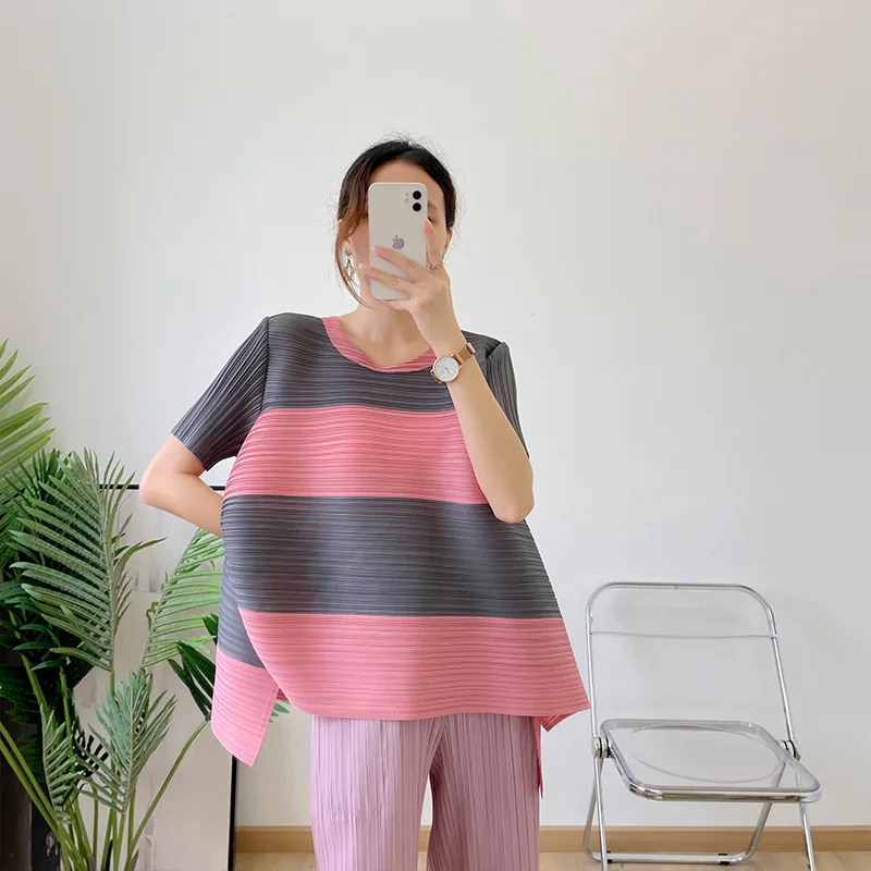 Miyake, плиссированная футболка для женщин, лето 2022, новинка, короткий рукав, свободная мода, цветной блок, полосатый топ, короткая Мода
Miyake, плиссированная футболка для женщин, лето 2022, новинка, короткий рукав, свободная мода, цветной блок, полосатый топ, короткая Мода