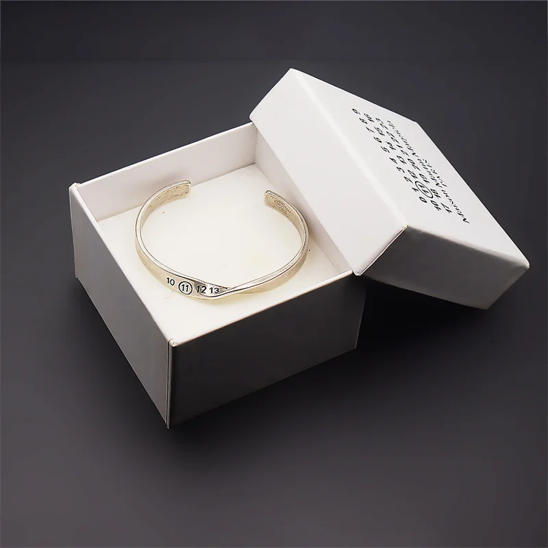 MM6 Twisted Digital Bangles Bracelet Engraved Old Style Personalized Casual Retro Colored Men's And Women's Fashion Bracelet
MM6 Twisted Digital Bangles Bracelet Engraved Old Style Personalized Casual Retro Colored Men's And Women's Fashion Bracelet