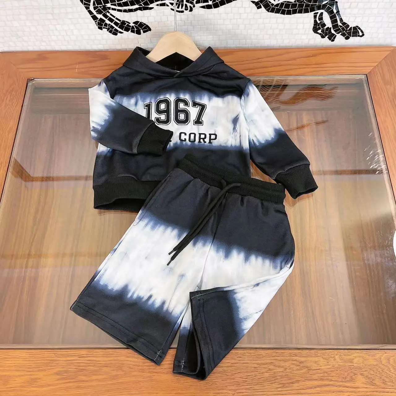 Brand design children's autumn suit boys' and girls' casual clothing hooded long sleeved top + sports shorts two-piece set
Brand design children's autumn suit boys' and girls' casual clothing hooded long sleeved top + sports shorts two-piece set