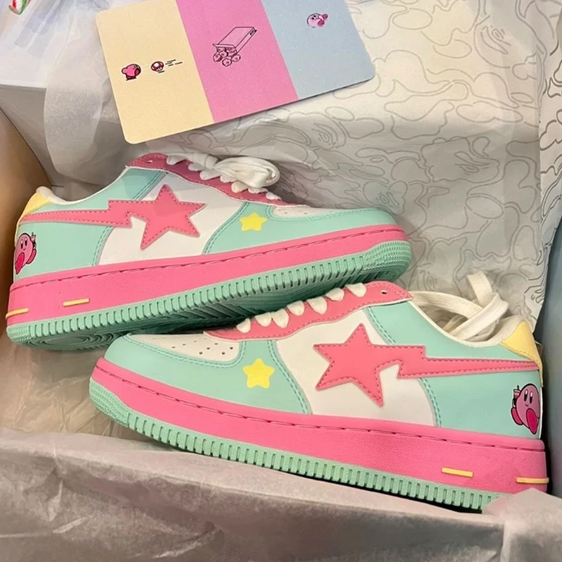 Кроссовки Kawaii Kirby, студенческие Мультяшные анимационные весенне-осенние универсальные повседневные кроссовки на шнуровке с низким вырезом, праздничный подарок для девочек 
Кроссовки Kawaii Kirby, студенческие Мультяшные анимационные весенне-осенние универсальные повседневные кроссовки на шнуровке с низким вырезом, праздничный подарок для девочек