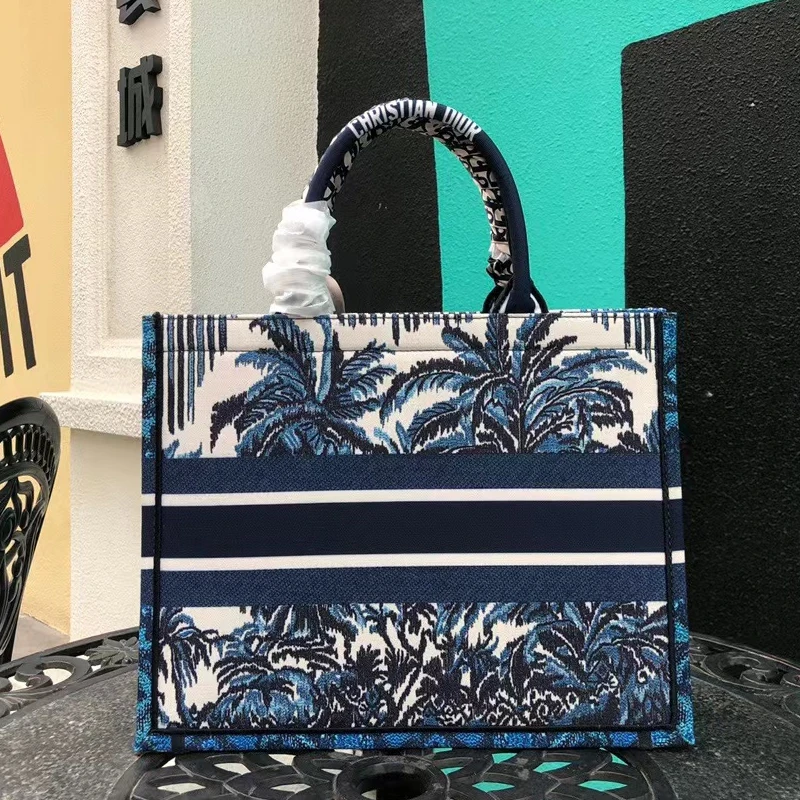 D Tote Designer Embroidery Large Capacity Canvas Printing Women Travel BagTote Bag for Ladies Fashion Beach Bag Sac Handbag 
D Tote Designer Embroidery Large Capacity Canvas Printing Women Travel BagTote Bag for Ladies Fashion Beach Bag Sac Handbag