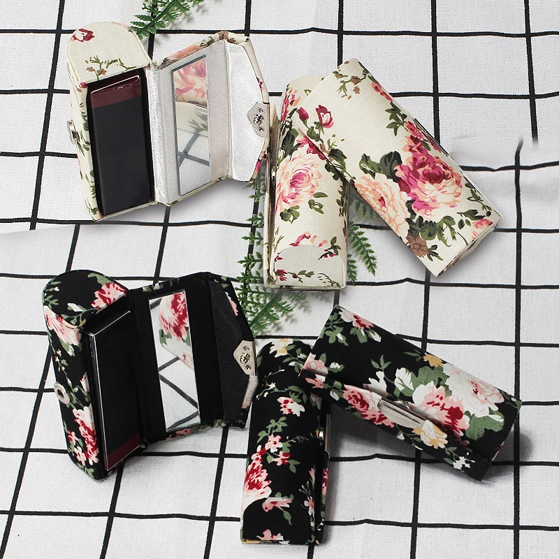 1PC Retro Embroidered Flower Designs Lipstick Case With Mini Mirror Lip Gloss Box Jewelry Holder Makeup Storage Tools
1PC Retro Embroidered Flower Designs Lipstick Case With Mini Mirror Lip Gloss Box Jewelry Holder Makeup Storage Tools