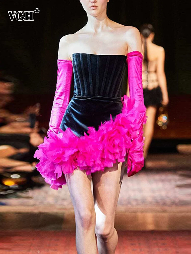 Женское мини-платье с перьями, без бретелек, с высокой талией и открытыми плечами
Женское мини-платье с перьями, без бретелек, с высокой талией и открытыми плечами