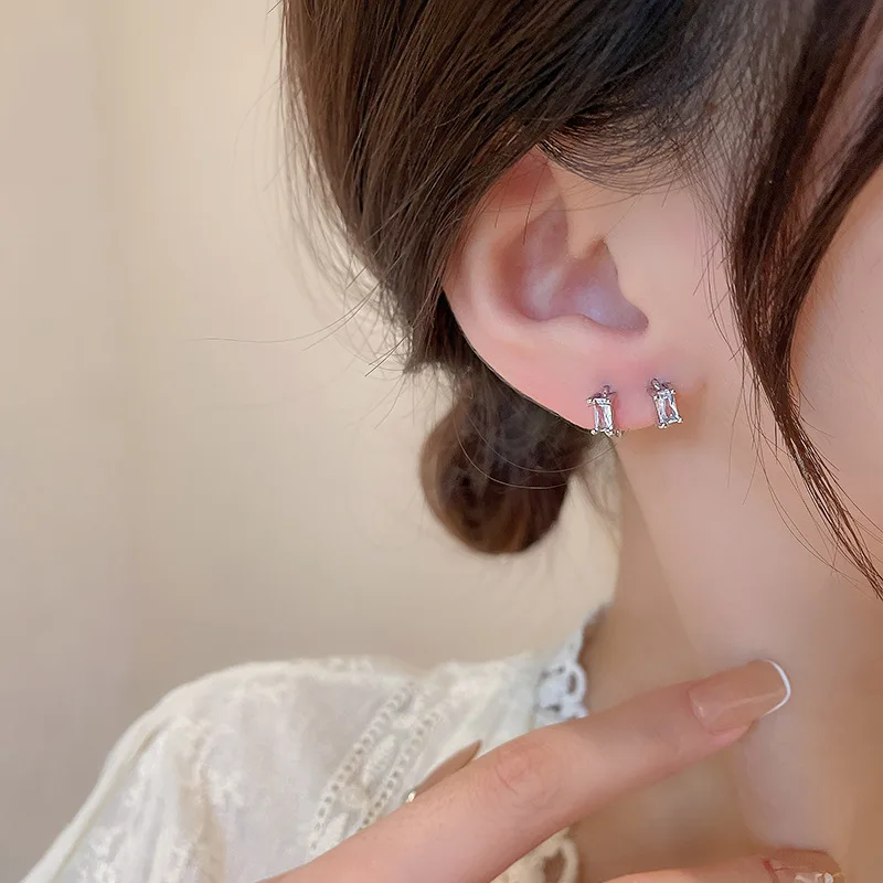 Женские серьги-каффы из серебра 925 пробы с цирконом 
Женские серьги-каффы из серебра 925 пробы с цирконом