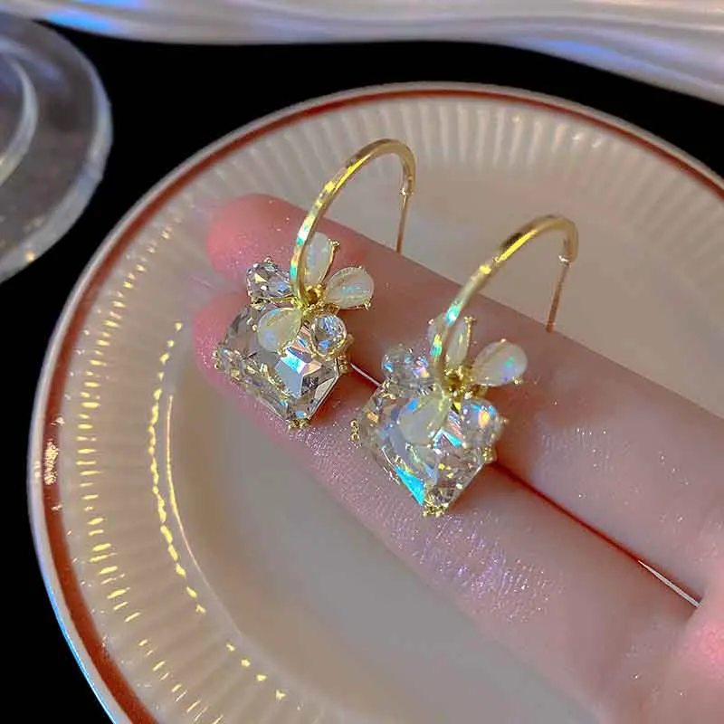 2023 summer Aretes Colgantes Gold Color Hoop Earrings For Woman Korean Crystal Fashion Jewelry Unusual Accessories Girls
2023 summer Aretes Colgantes Gold Color Hoop Earrings For Woman Korean Crystal Fashion Jewelry Unusual Accessories Girls