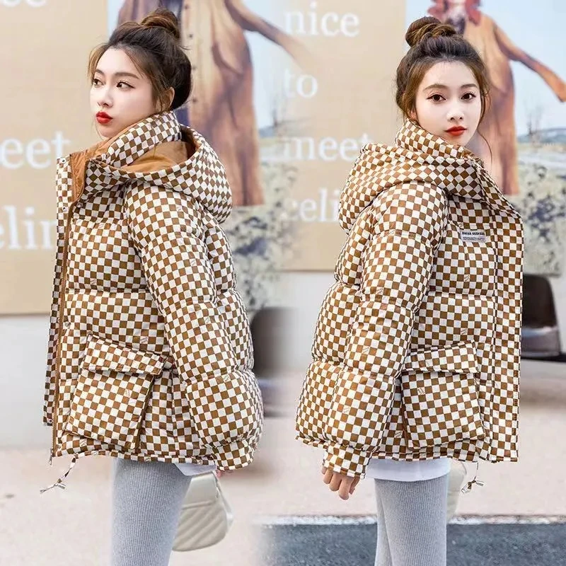 Down Cotton Jacket Women 2023 Autumn Winter New Checkerboard Hooded Short Padded Coat Female Fashion Loose Thicke Warm Parkas
Down Cotton Jacket Women 2023 Autumn Winter New Checkerboard Hooded Short Padded Coat Female Fashion Loose Thicke Warm Parkas